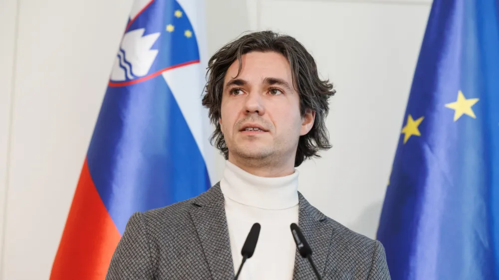 Brdo pri Kranju, Kongresni center Brdo.<br>Vrh koalicije, na katerem so obravnavali izhodisca za reformo placnega sistema v javnem sektorju, na dnevnem redu tudi stanovanjska politika, davcna in solska reforma.<br>Minister za delo, druzino socialne zadeve in enake moznosti Luka Mesec.