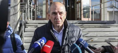 Predsednik SDS je po obravnavi na kranjskem sodišču dejal, da je 900.000 evrov le simbolična odškodnina, saj škodo sicer meri v milijardah.