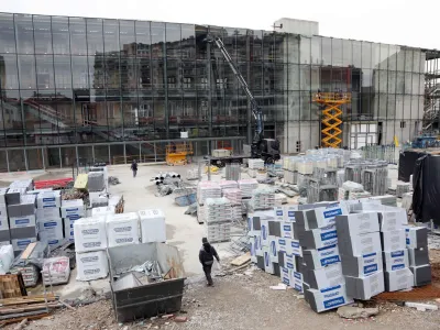 Delavci, ki so se minulo soboto z ogljikovim monoksidom zastrupili na gradbi&scaron;ču tovarne Rog, so dela izvajali zunaj delovnega časa, ki ga določa gradbena pogodba med Mestno občino Ljubljana in Makro 5 gradnjami. Foto: Tomaž Skale&nbsp;