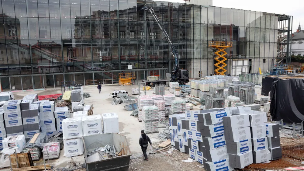 Delavci, ki so se minulo soboto z ogljikovim monoksidom zastrupili na gradbi&scaron;ču tovarne Rog, so dela izvajali zunaj delovnega časa, ki ga določa gradbena pogodba med Mestno občino Ljubljana in Makro 5 gradnjami. Foto: Tomaž Skale&nbsp;