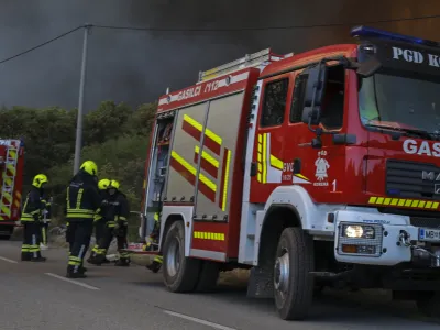 - 20.7.2022 - Brestovica pri Komnu - Požar, ga&scaron;enje, evakuacija, gasilci, policija, ogenj, voda, dim, helikopter, avion //FOTO: Jaka Gasar
