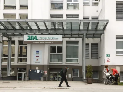 V Zdravstvenem domu Ljubljana (na fotografiji je bežigrajska enota) pomanjkanje zaposlenih blažijo s &scaron;estimi pogodbenimi zdravniki.&nbsp;