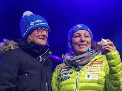 njena mama, trenerka in serviserka smuči Darja Črnko, alpska smučarka Ilka &Scaron;tuhec  - 05.12.2016 - Maribor - sprejem za alpsko smučarko Ilko &Scaron;tuhec, ki je na smuku svetovnega pokala v Lake Louisu pri&scaron;la do dveh zmag.    //FOTO: Jaka Gasar