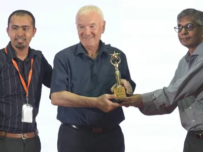 Mladen Ver&scaron;ič, predsednik Zveze gluhih in naglu&scaron;nih Slovenije, sprejema nagrado za film 62.a &ndash; od prepovedi do ustave na India Deaf Expo