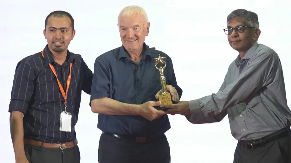 Mladen Ver&scaron;ič, predsednik Zveze gluhih in naglu&scaron;nih Slovenije, sprejema nagrado za film 62.a &ndash; od prepovedi do ustave na India Deaf Expo