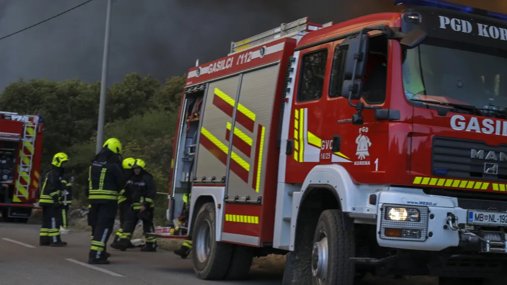 - 20.7.2022 - Brestovica pri Komnu - Požar, ga&scaron;enje, evakuacija, gasilci, policija, ogenj, voda, dim, helikopter, avion //FOTO: Jaka Gasar