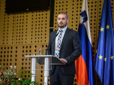 Tretja Jan&scaron;eva vlada je bila prva, ki je za razre&scaron;itev generalnega direktorja Sursa Bojana Nastava (na fotografiji) uporabila peti odstavek 83. člena zakona o javni upravi. Upravno sodi&scaron;če je presodilo, da lahko vlade v letu dni od prevzema funkcije zamenjajo tudi direktorja Sursa, ne le generalnega direktorja policije, Ukoma ali Sove.