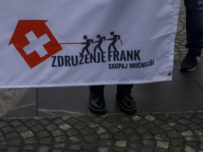 V Združenju Frank so se razveselili zadnje sodbe vrhovnega sodi&scaron;ča, ki po njihovem mnenju vzpostavlja novo, drugačno sodno prakso tudi za vse preostale tožbe kreditojemalcev proti bankam. Na vrhovnem sodi&scaron;ču in v Združenju bank so tak&scaron;no interpretacijo zavrnili.