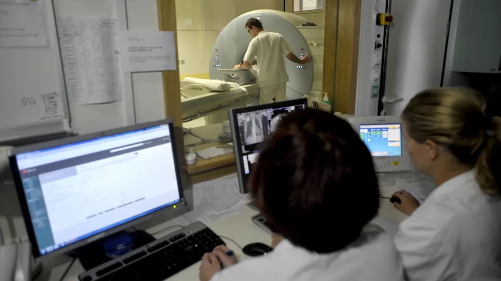 - ilustrativna fotografijazdravniki, asistenti, sestre, medicina, zdravstvene preiskave, zdravstveni pregled, radiologija, bolni&scaron;nica, zdravje, magnetna resonanca- Klinični in&scaron;titut za radiologijo UKC v Ljubljani ob mednarodnem dnevu radiologije predstavili nove metode zdravljenja;//FOTO: Tomaž Zajel&scaron;nik