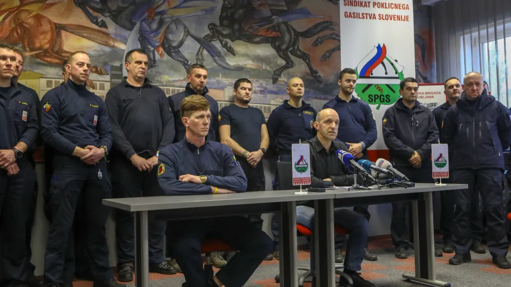 Sindikat poklicnega gasilstva se je odločil, da bo svoje stavkovne zahteve javnosti in vladi pojasnil na protestnem shodu. Desno predsednik sindikata David &Scaron;varc.