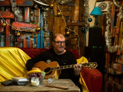 Ahmed Burić, novinar, pesnik, publicist: Morda je ves smisel v tem utripanju, v pretakanju reke z listom na sebi, morda je to povest, ki pa je mi nismo zabeležili.
&nbsp;