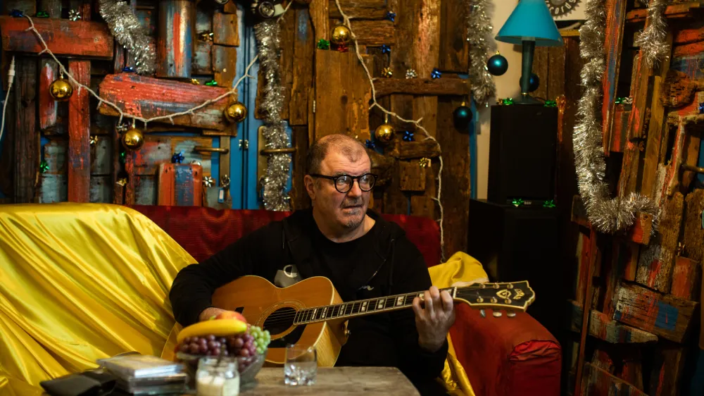 Ahmed Burić, novinar, pesnik, publicist: Morda je ves smisel v tem utripanju, v pretakanju reke z listom na sebi, morda je to povest, ki pa je mi nismo zabeležili.
&nbsp;