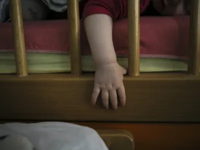 - simbolična fotografija - nasilje v družini - nasilje nad otroci - otro&scaron;ko spanje - počitek - počivanje - <br><br><br>- 19.02.2015 - Vrtec &Scaron;entvid, - dan odprtih vrat - pred&scaron;olski otroci -  //FOTO: Jaka Gasar