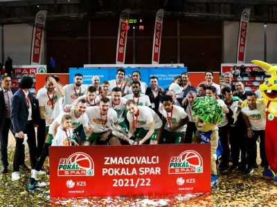 ko&scaron;arkarji Cedevite Olimpija - zmagovalci pokala Spar <br><br><br>- 18.02.2022 &ndash; ko&scaron;arka - Helios Suns: Cedevita Olimpija, Pokal Spar - finale zaključnega turnirja - Ko&scaron;arkarji Cedevite Olimpije so v finalu zaključnega turnirja pokala Spar premagali Helios Suns z 99:80 (25:22, 45:46, 75:64) in osvojili 21. pokal Spar<br><br><br>//FOTO: Bojan Velikonja