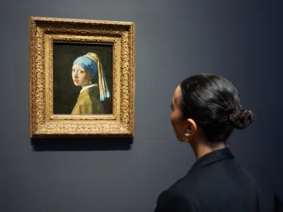 Slavna Deklica z bisernim uhanom bo na razstavi v amsterdamskem Rijksmuseumu, ki bo odprta do junija, le do 1. aprila. Takrat se bo vrnila v matični muzej Mauritshuis.&nbsp;
