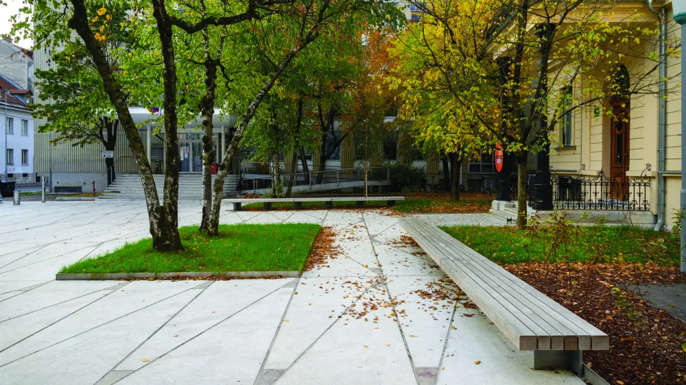 Trg ob Komenskega ulici v Ljubljani, 2021; avtorja: Matej Vozlič, Vesna Vozlič &ndash; Atelje Vozlič Foto: Miran Kambič