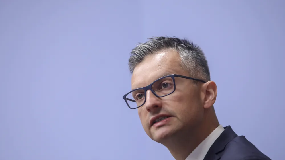 - 26.07.2022 &ndash; Marjan &Scaron;arec, igralec, radijski novinar, imitator in politik &ndash; nekdanji župan Kamnika od leta 2010 do 2018, nekdanji predsednik vlade od leta 2018 do 2020, minister za obrambo od 1. junija 2022 v 15. vladi RS pod vodstvom Roberta Goloba /FOTO: Jaka GasarOPOMBA: INTERVJU ZA OBJEKTIV 2022