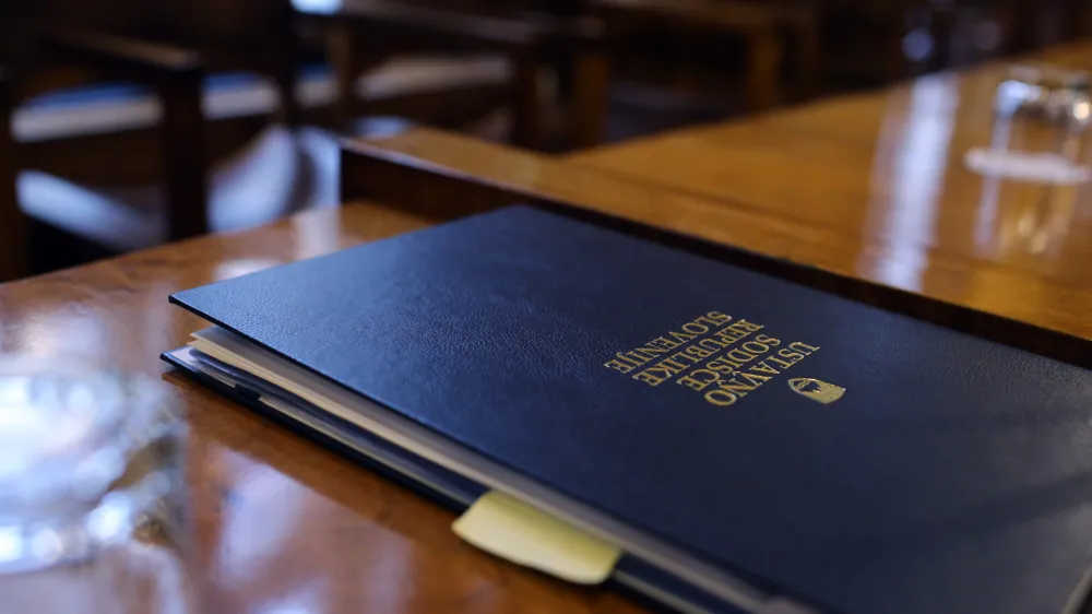 simbolična fotografija - knjiga - planer, notes, rokovnik, beležka - ustavni sodnik- 7.11.2013 - Ustavno sodi&scaron;če Republike Slovenije - javna razprava o zahtevi Upravnega sodi&scaron;ča RS glede zakona o dodatnem davku od dohodkov članov poslovodstev in nadzornih organov v času finančne in gospodarske krize; //FOTO: Jaka Gasar