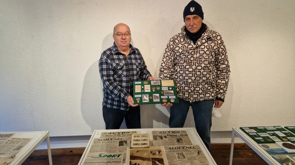 Slavko Hočevar (desno) je idejni vodja razstave, Albin Nov&scaron;ak (levo) pa je na ogled postavil svojo bogato zbirko značk.