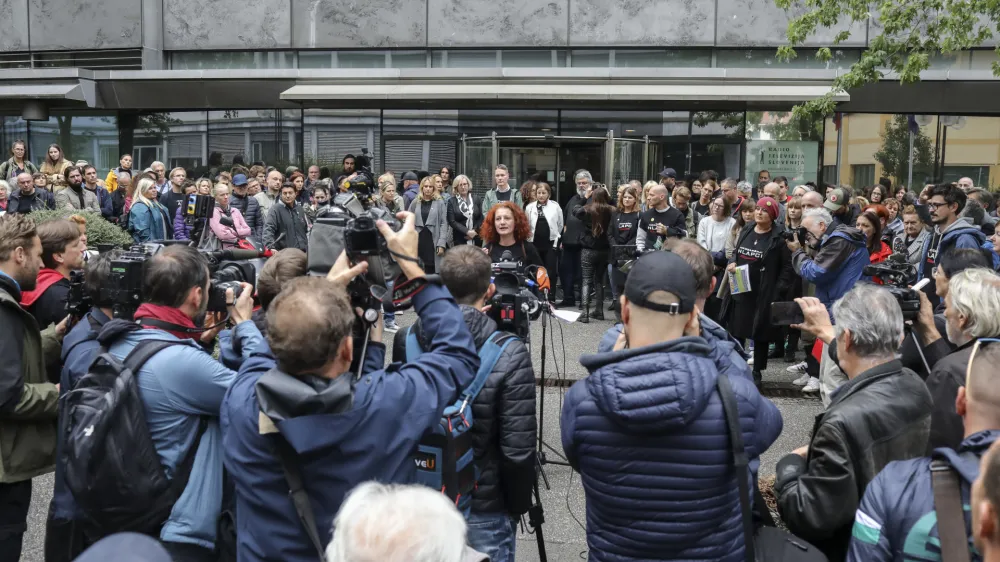 Helena Milinkovič, predsednica stavkovnega odbora novinarskih sindikatov RTVS in Koordinacije novinarskih sindikatov RTVS- 26.09.2022 - Celodnevna opozorilna stavka zaposlenih na RTV Slovenija - protest zaradi vse težjih razmer na zavodu in neuspe&scaron;nosti dozdaj&scaron;njih pogajanj v organizaciji stavkovnega odbora novinarskih sindikatov RTVS, //FOTO: Jaka Gasar