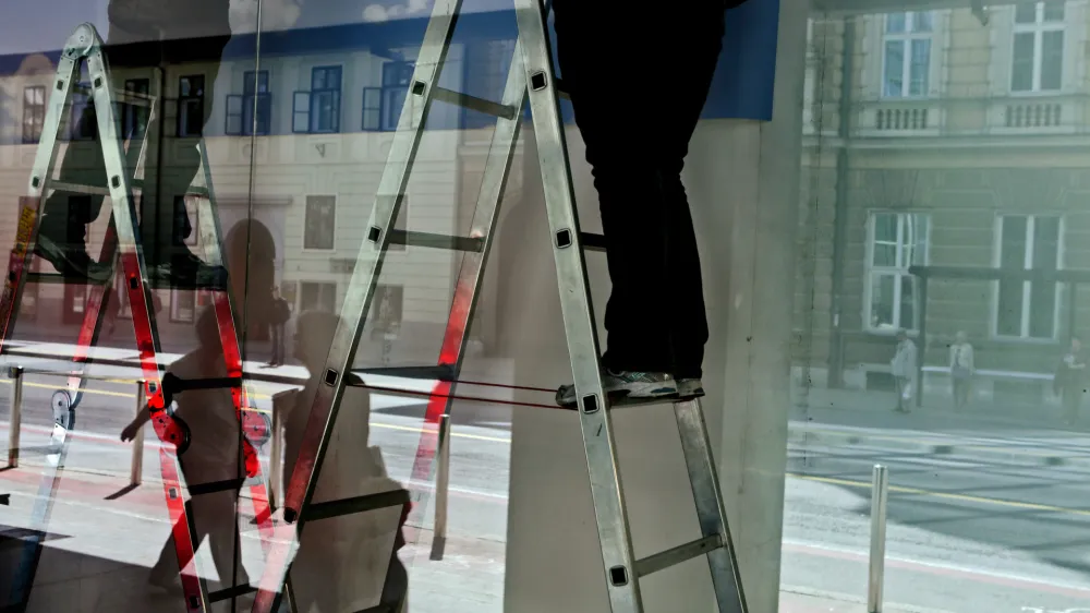 - simbolična fotografija - prekarno delo - delo na črno (&scaron;u&scaron;marji) - lestev - delavec - kariera - vzpon - gospodarska rast - //FOTO: Bojan Velikonja