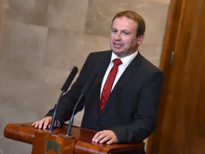 Ljubljana, Vila Podroznik.<br>Posvetovanja predsednika republike Boruta Pahorja z vodji poslanskih skupin o moznem kandidatu za mandatarja.<br>Poslanec madzarske narodne manjsine Ferenc Horvath je po sestanku s predsednikom republike dal izjavo za medije.