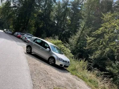 Avtomobili, parkirani ob cesti, ovirajo promet, cesta je manj pregledna, parkiri&scaron;ča so zgrajena napačno, poudarjajo v KS Jo&scaron;t.