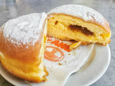 Krof z marelično marmelado, Gosti&scaron;če Trojane