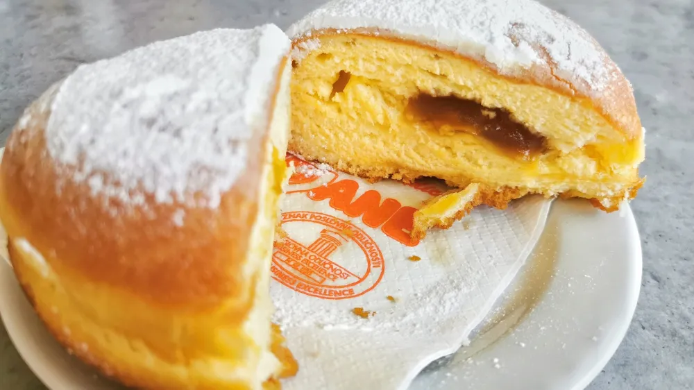 Krof z marelično marmelado, Gosti&scaron;če Trojane