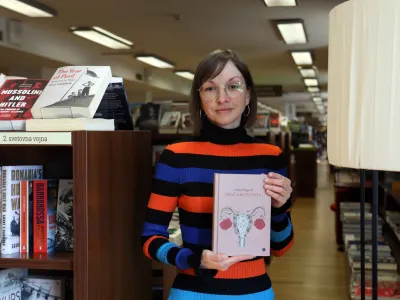 Pisateljica Anja Mugerli s svojim novim romanom Pričakovanja, ki je pravkar iz&scaron;el pri Cankarjevi založbi.&nbsp;