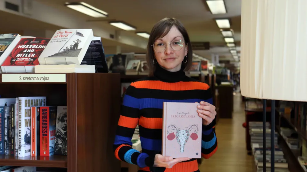 Pisateljica Anja Mugerli s svojim novim romanom Pričakovanja, ki je pravkar iz&scaron;el pri Cankarjevi založbi.&nbsp;