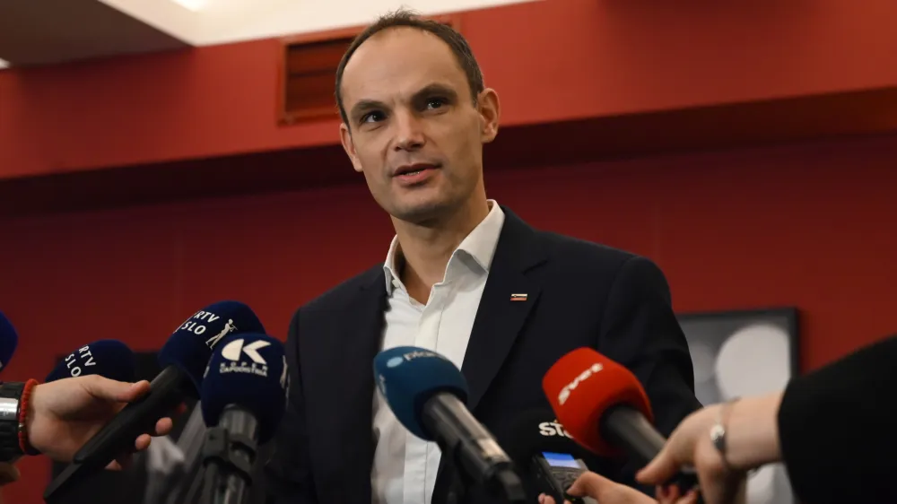 dr. Anže Logar, kandidat za predsednika republike - Volilni &scaron;tab predsedni&scaron;kega kandidata Anžeta Logarja - 13.11.2022 &ndash; Predsedni&scaron;ke volitve 2022 &ndash; 2. krog - sedme volitve za petega predsednika republike v samostojni Sloveniji &ndash; volilci v drugem krogu odločali med kandidatoma Anžetom Logarjem in Nata&scaron;o Pirc Musar, //FOTO: Nik Erik Neubauer