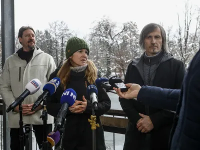 predsednik Evropske zelene stranke Thomas Waitz predsednica Ekologov brez meja Ur&scaron;a Zgojznik in predsednik Eko kroga Uro&scaron; Macerl, 10.12.2021 -  dogodek ob uradni najavi ustanovitve nove zelene stranke, na katerem bosta ime in glavne usmeritve stranke predstavila predsednica Ekologov brez meja Ur&scaron;a Zgojznik in predsednik Eko kroga Uro&scaron; Macerl, predsednik Evropske zelene stranke Thomas Waitz.//FOTO: Luka Cjuha