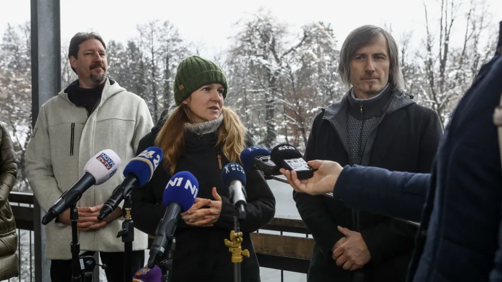 predsednik Evropske zelene stranke Thomas Waitz predsednica Ekologov brez meja Ur&scaron;a Zgojznik in predsednik Eko kroga Uro&scaron; Macerl, 10.12.2021 -  dogodek ob uradni najavi ustanovitve nove zelene stranke, na katerem bosta ime in glavne usmeritve stranke predstavila predsednica Ekologov brez meja Ur&scaron;a Zgojznik in predsednik Eko kroga Uro&scaron; Macerl, predsednik Evropske zelene stranke Thomas Waitz.//FOTO: Luka Cjuha