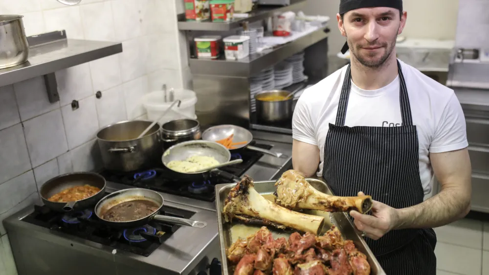 glavni kuhar Luka - 09.02.2023 - Gostilna Raubar, Hranilni&scaron;ka ulica 1 v Ljubljani //FOTO: Jaka Gasar