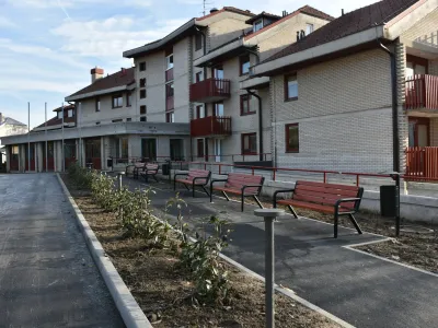 Občina Brežice je stavbo nekdanjega doma upokojencev na Pre&scaron;ernovi cesti 13 v Brežicah na podlagi pogodbe o brezplačnem prenosu državnega premoženja dobila leta 2018. Stavbo je prenovila in prednostno namenila občanom s posebnimi potrebami. Foto: Občina Brežice