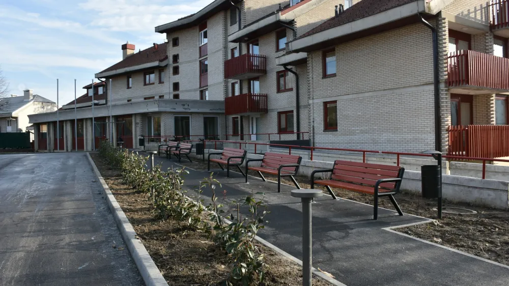 Občina Brežice je stavbo nekdanjega doma upokojencev na Pre&scaron;ernovi cesti 13 v Brežicah na podlagi pogodbe o brezplačnem prenosu državnega premoženja dobila leta 2018. Stavbo je prenovila in prednostno namenila občanom s posebnimi potrebami. Foto: Občina Brežice