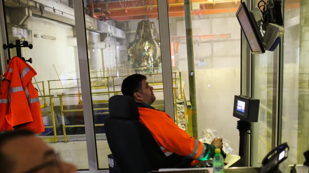 - ločevanje odpadkov &ndash;- reciklaža -- odpadki &ndash; smeti - - 11.03.2020 - Deponija Barje &ndash; Zbirni center JP VOKA Snaga &ndash; regijski center za ravnanje z odpadki RCERO - ljubljansko odlagali&scaron;če nenevarnih komunalnih odpadkov - Cesta dveh cesarjev 101, - reportažo o ločevanju odpadkov in reciklaži - //FOTO: Bojan Velikonja