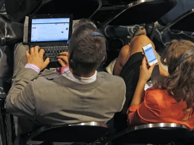 - ilustrativna fotografija - prenosni ralunalnik - računalni&scaron;tvo - mobilni telefon iPhone 4 - srfanje - internet - diplomacija - gospodarstvo <br> - - 7. Strate&scaron;ki forum Bled 2012 - //FOTO: Tomaž Skale