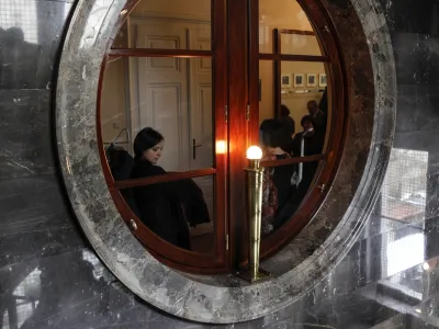 Ustavno sodi&scaron;če (na fotografiji notranjost stavbe na Beethovnovi) se je pri presojanju težko popravljivih posledic &ndash; v primeru, da izvajanje zakona o RTVS zadrži ali ga dopusti &ndash; odločilo za zadržanje zakona. In povzročilo nove dileme in težave. Foto: Jaka Gasar&nbsp;