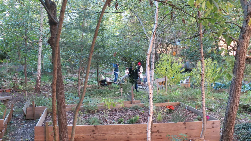 Onkraj gradbi&scaron;ča - Resljeva cesta