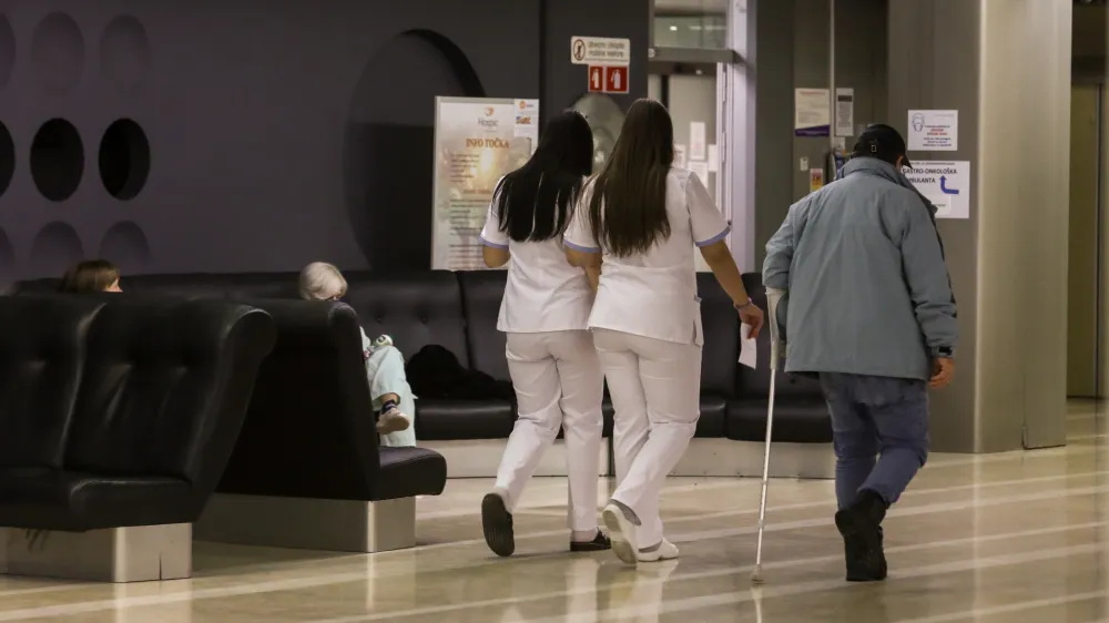 25.01.2023 - UKC Ljubljana - simbolična fotografija - zdravsrvo - medicinske sestre in pacienti<br><br><br>FOTO: Luka Cjuha