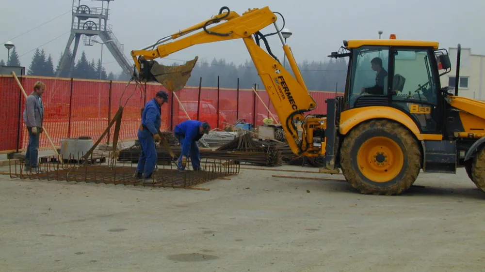 &scaron;panska naložba v Beli krajini, delavci Begrada bager gradbi&scaron;če Kanižarica tovarna premičnih hi&scaron;ic
