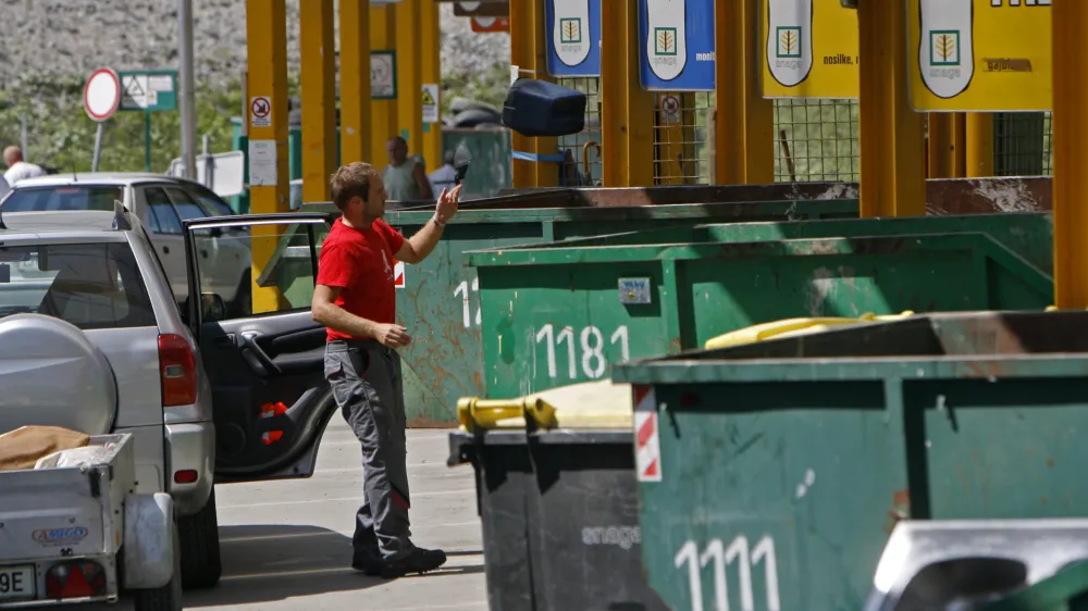- Deponija Barje - ločeno zbiranje - sortiranje odpadkov - ljubljansko odlagali&scaron;če nenevarnih komunalnih odpadkov - smeti&scaron;če//FOTO: Tomaž Skale