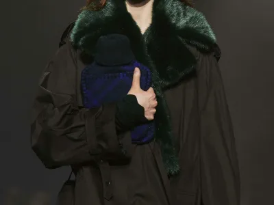 Kolekcija je prinesla žive barve, karo vzorec ter kombinacijo industrializma in britanske romantike. Nenavadna kombinacija, ki dobro deluje v tej kolekciji in spo&scaron;tuje Burberryjevo zgodovino. Lee je po predstavi izpostavil, da želi znamko obogatiti s kosi, ki so funkcionalni, revijo pa je odprl z trenčkotom z dodatkom zelenega umetnega krzna. Skozi prihajajoče videze so se izmenjevali vpadljivi kosi, kot so tisti z bolj ekstravagantnim perjem in krznom, ter funkcionalni, kot so parke, dežni pla&scaron;či in cargo hlače.