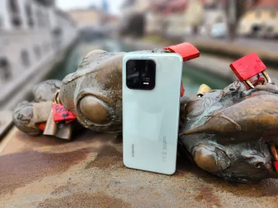 Za razliko od iphonov ima xiaomi 13 hrbti&scaron;če nekoliko ukrivljeno.