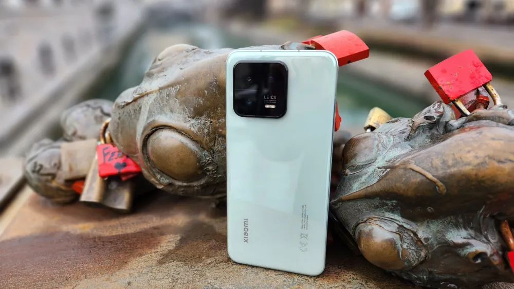 Za razliko od iphonov ima xiaomi 13 hrbti&scaron;če nekoliko ukrivljeno.