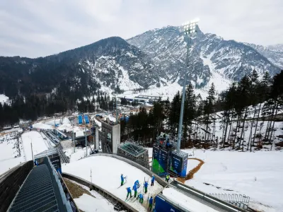 Planica.<br>Svetovno prvenstvo v nordijskih disciplinah v Planici.<br>Tekma smucarskih skakalk na srednji skakalnici.