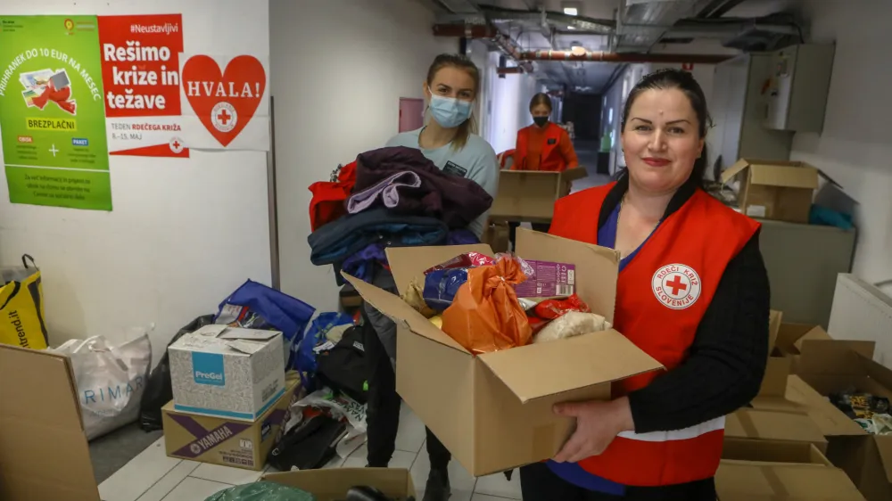 - 03.03.2022 &ndash; Logatec - Humanitarni center RKS - Rdeči križ Slovenije - zbiranje hrane in higienskih pripomočkov za begunce in prizadete iz Ukrajine &ndash; vojna v Ukrajini &ndash; osmi dan voja&scaron;ke agresije Rusije na Ukrajino &ndash; humanitarna pomoč //FOTO: Luka Cjuha.