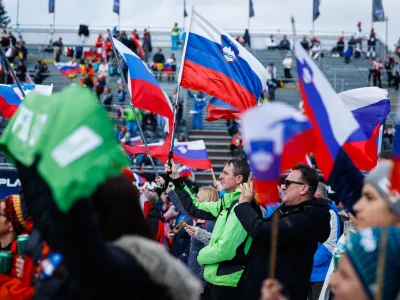 Planica.<br>Smucarski skoki, svetovno prvenstvo v Planici: ekipno, zenske (srednja skakalnica).